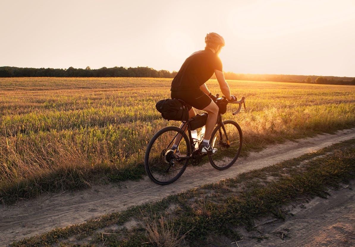 Fahrradfahrer im Sonnenuntergang